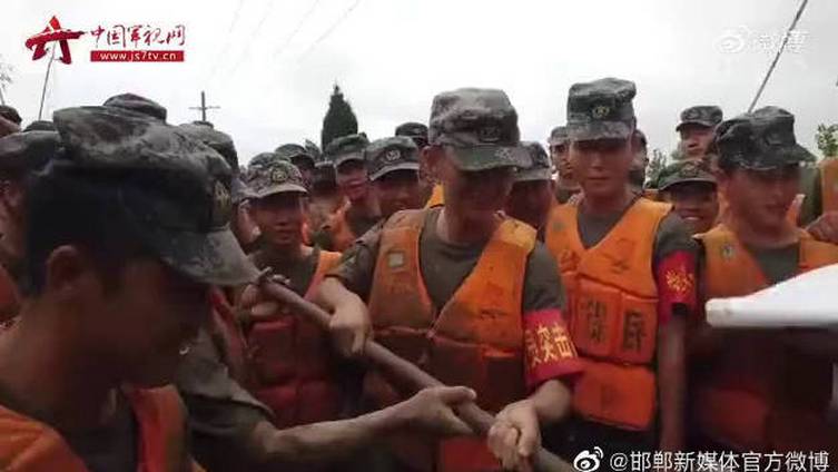 【抗洪战士用泥土堆出生日蛋糕 转发,祝福他们生日快乐】陆军第71集团军某合成旅的两位官兵,